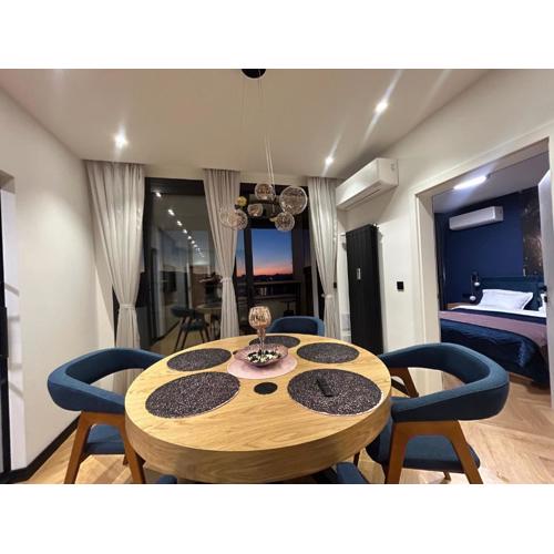 Blue Iris, 2BR, Workspace, Jacuzzi and Stunning Views