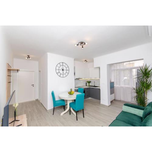 Blue moon Split Apartment