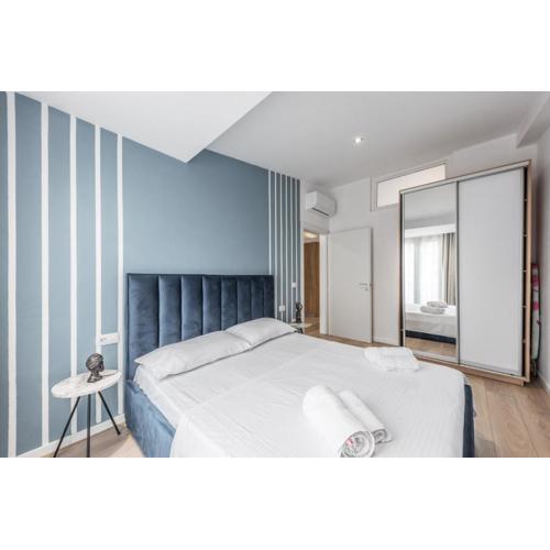 Blue Sensation Brand new apartment in the city main square 100 mbs