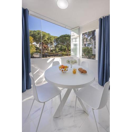 BluKai Beach and Pool Apartment with Private Parking