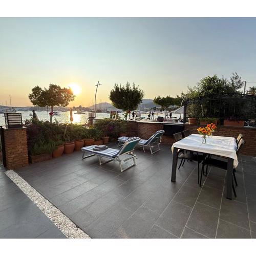 Bodrum Merkezde Denize Sıfır Plajlı Ev