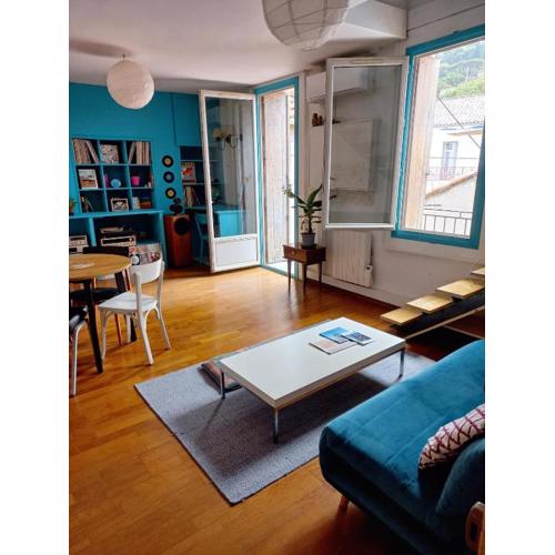 Bohemian Break with Balcony overlooking Mont Saint Clair
