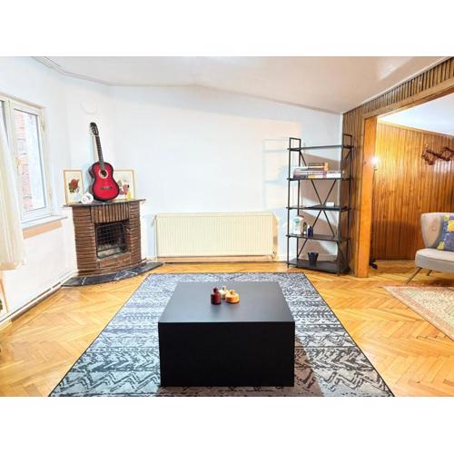 Bohemian Flat, 2BR, in Taksim Square, Beyoglu