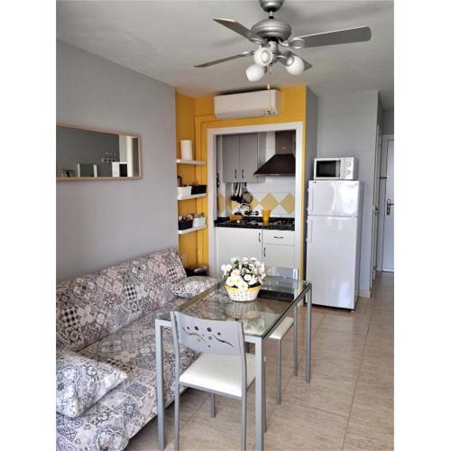 Bonito Estudio vistas al mar Zona Puerto Marina