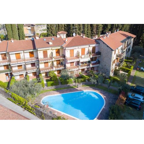 Borgo Degli Ulivi shared pool - 200m lake - Happy Rentals