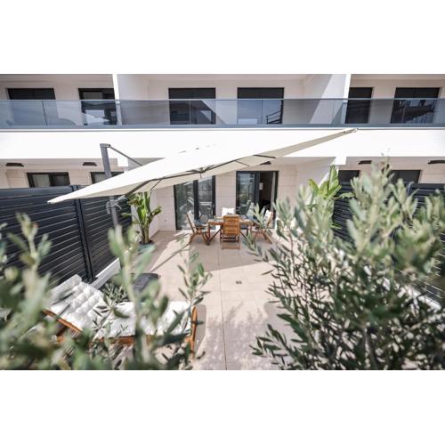 Brand new apt close to beach!+free parking