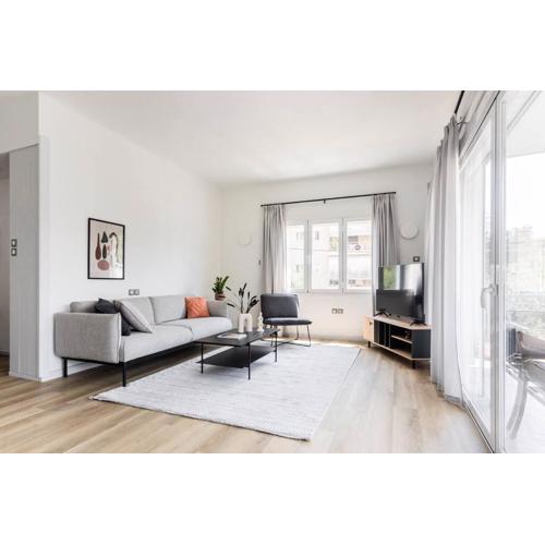 Breezy 2BR Apartment by Marina Flisvos by UPSTREET