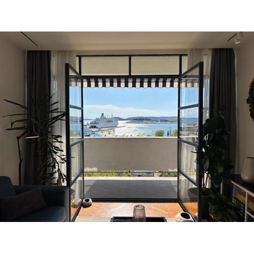 BREGOS SUPERIOR APARTMENT - unique design 3-BR - unbelievable panoramic view of Split - walking distance from UNESCO palace and Bacvice beach - free parking - BURALUX properties