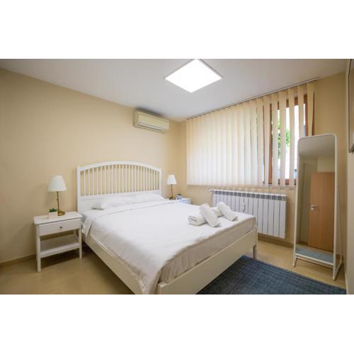 Bright 1BDR Apartment in Top Center