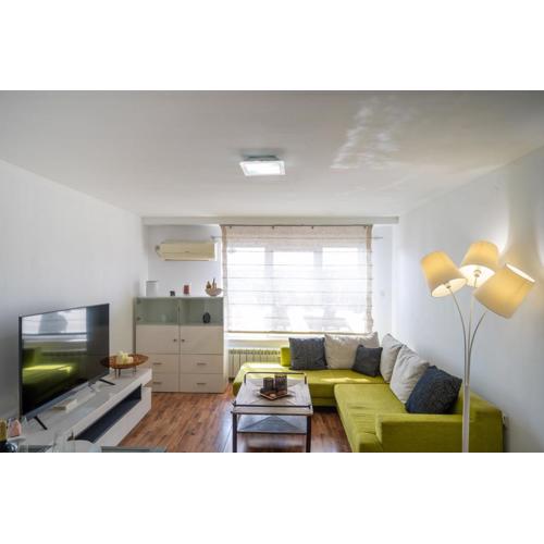 Bright 1BDR with Balcony