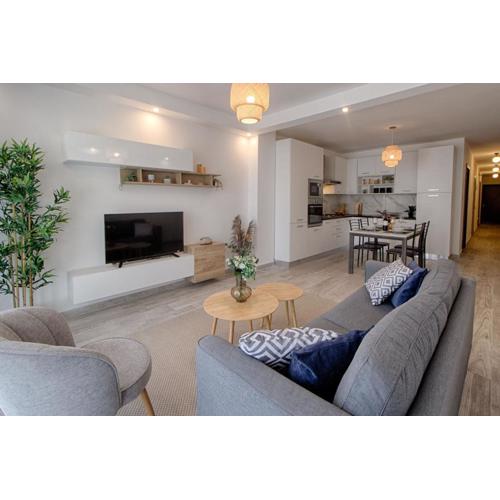 Bright 2 Bedroom 2 Bath Apartment close to sea