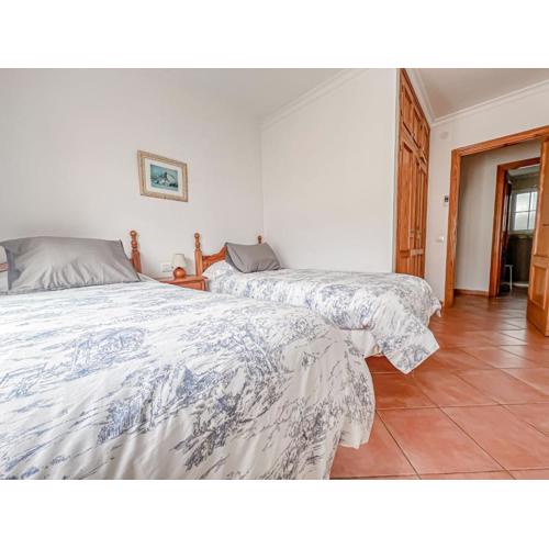 Bright 2-Bedroom Apartment with Private Patio and Communal Roof Terrace in Centr