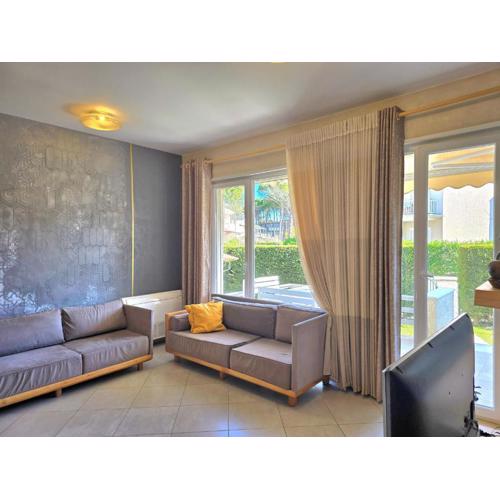 Bright & Airy Apartment with Garden Seating