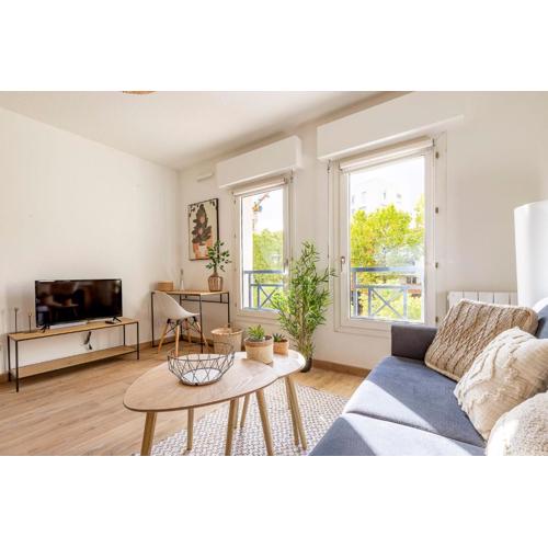 Bright and charming studio next to the tram