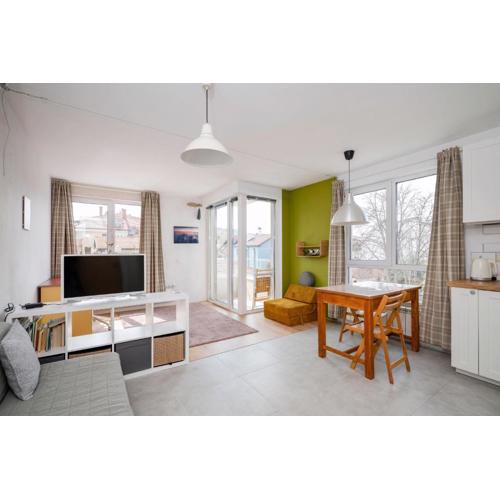 Bright and Cozy 1BD Apartment plus Desk by Flat Mаnаger