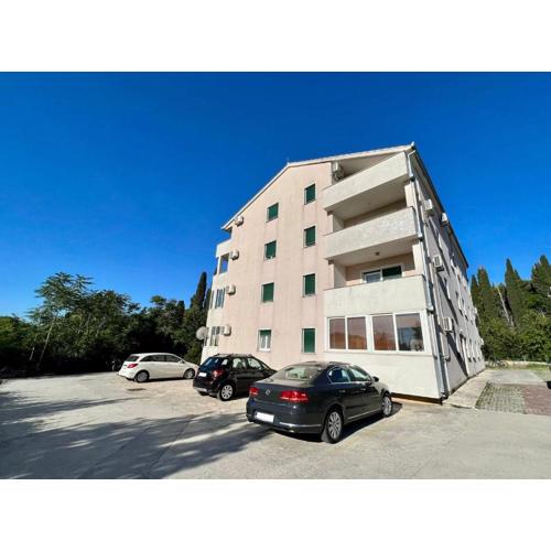 Bright and Cozy Apartment with Balcony in Kastel Luksic