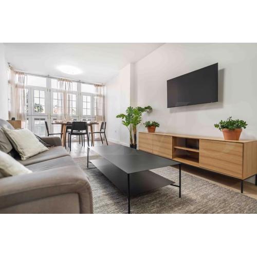 Bright and modern apartment by REMS