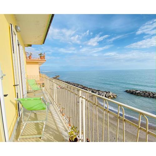 Bright Apartment with Sea View Balcony