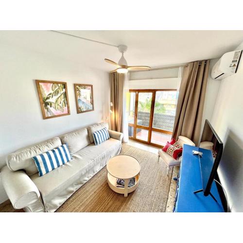 Bright, central, close to the sea, parking and WiFi