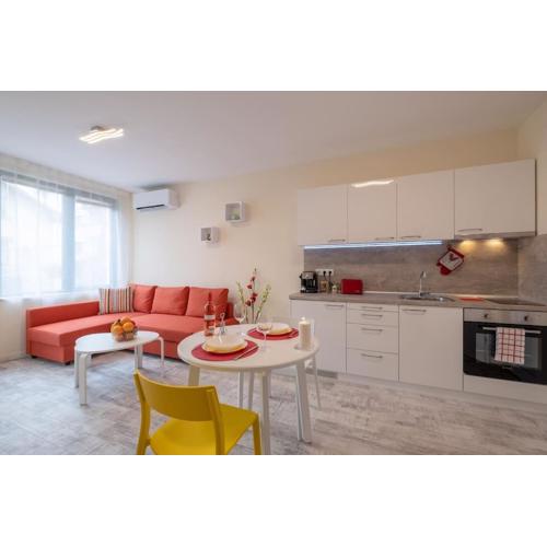 Bright & Chic Parkside Apartment
