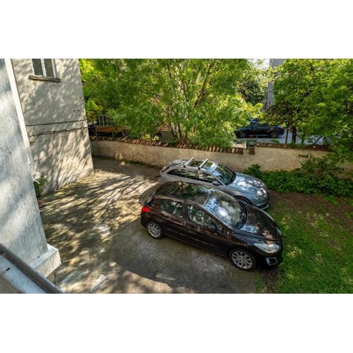 Bright City-Center Apartment with Free Parking