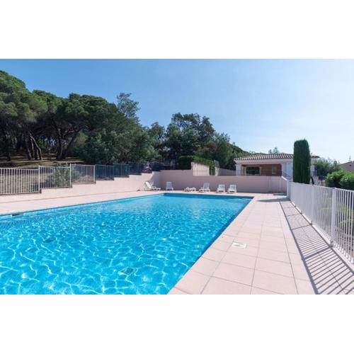 Bright cocoon with pool and sea view