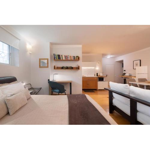 Bright, Cosy Studio close to Glyfada Beach & Center