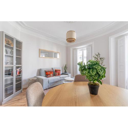 Bright cozy-2bedrooms 1bath-Anton Martin