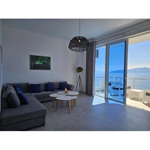 Bright & Modern Apartment with Terrace