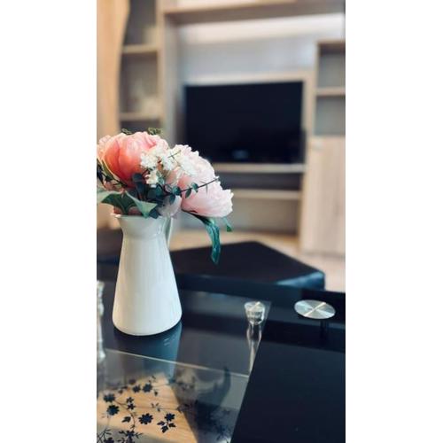 Bright New Apartment With Parking At The Center!