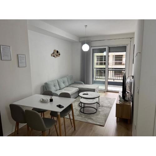 Bright & Roomy