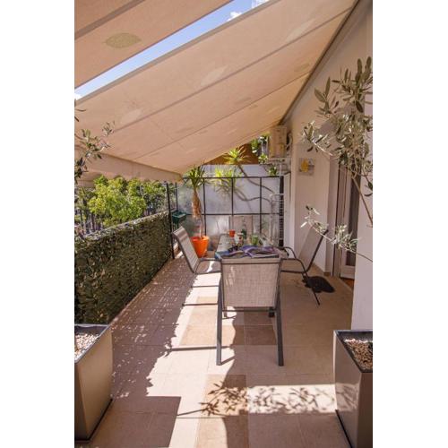 Bright small penthouse in the center of athens
