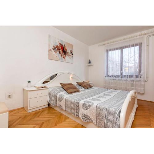 Bright & Spacious Apartment with terrace in Stinjan