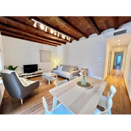 Bright & Spacious Family Flat in Central Barcelona