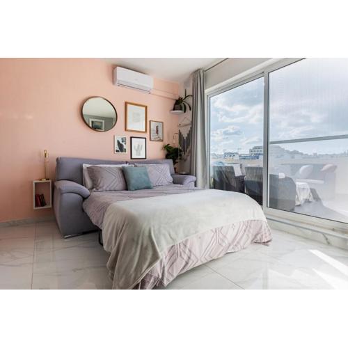 Bright spacious getaway close to the Sea
