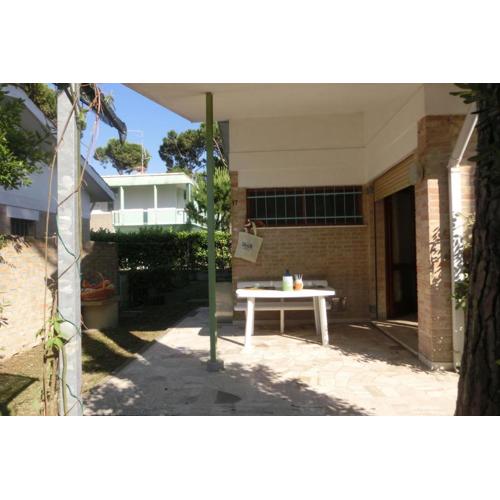 Bright Villa with garden and parking - Beahost -