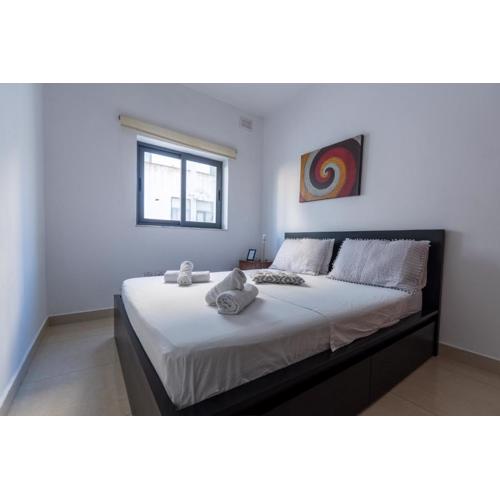 Brightest Room, Shared Bathroom Gzira