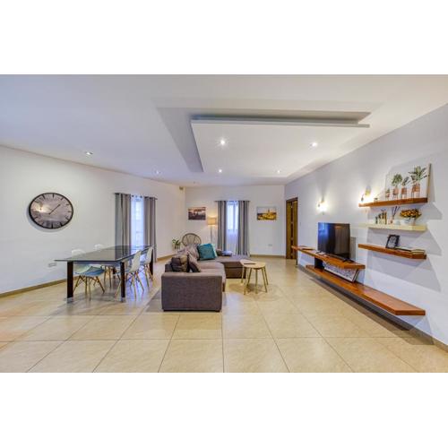 Bright,stylish 2bedroom apartment in village centre