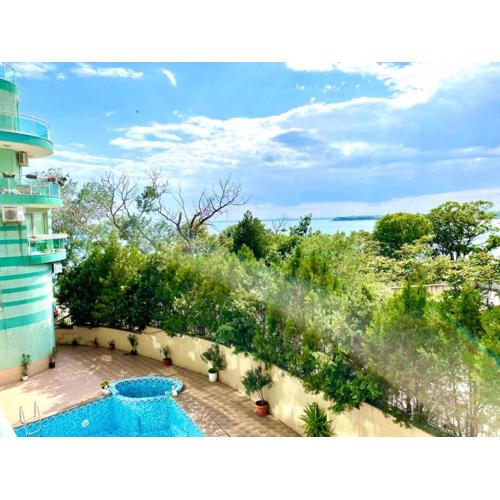 Budget Holiday Apartments First Sea Line Coast