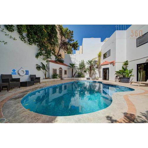 Bungalow home with Stunning Pool Area in St\