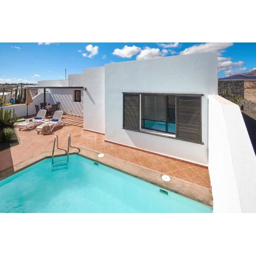 Bungalow María de Timanfaya - Sea and Mountains Views, Pool, WiFi, 15 minutes walk to Marina Rubicón