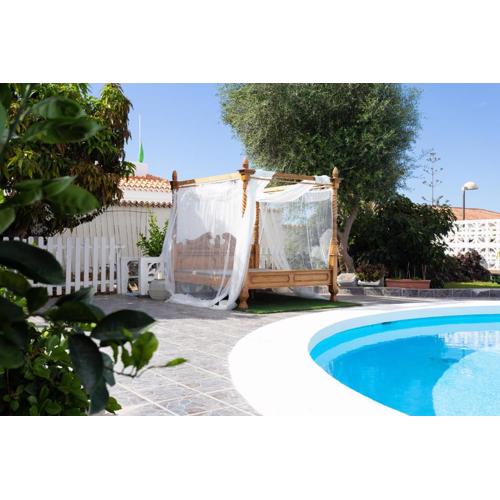 Bungalow Palm Mar with pool and garden