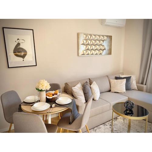 Business & Family Apartment for 6 Guests with Free Parking