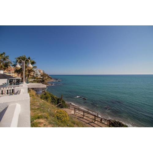 C43 - Family House with Terrace and Shared Pool