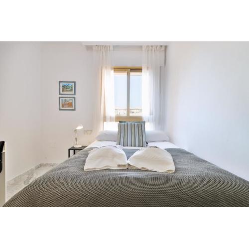 C9 Roomy Luminous 5 Bedroom in Town