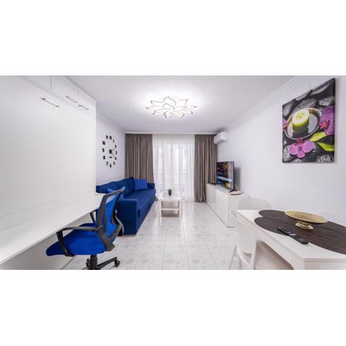 Calle Pedro Lorca Spacious Studio near Del Cura Beach , seafront with many reastoraunts, supermarket Masymas and pharmacy 24h