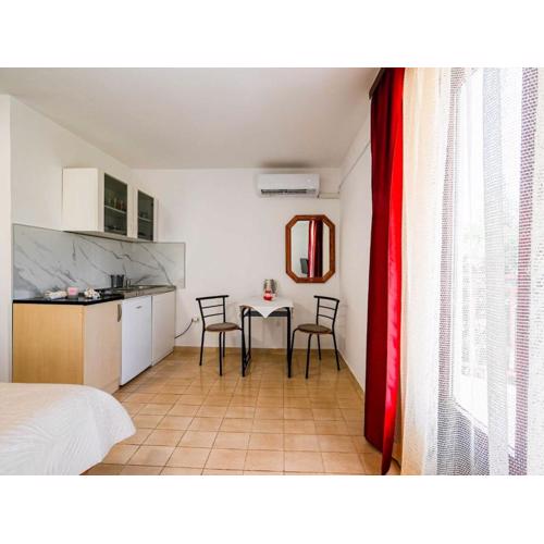 Calm and Stylish Rooms with Balcony - Studio Apartment with Balcony