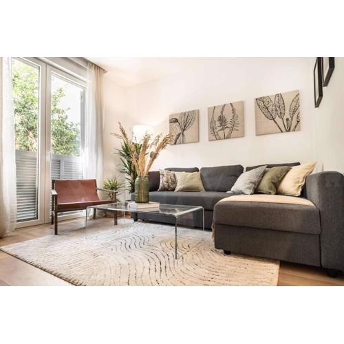 Calm apartment with private patio by REMS