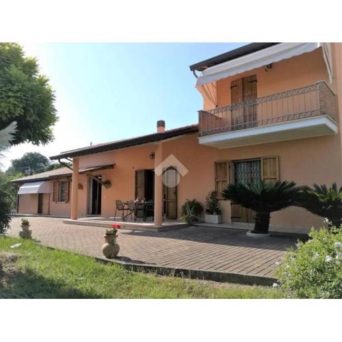 Camera privata in villa con ingresso indipendente e grande giardino