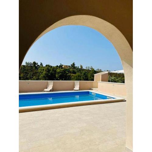 Camere con piscina e parco giochi non lontano da Cagliari